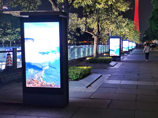 Lcd Outdoor Digital Signage Ooh Media Mupi Digital Display